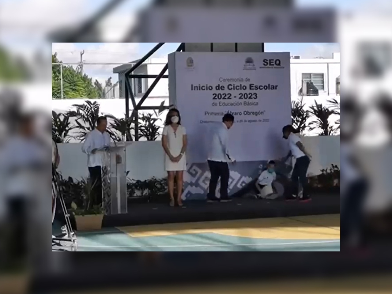 Alumna se desmaya en un evento de Carlos Joaquín en una escuela de Chetumal: VIDEO