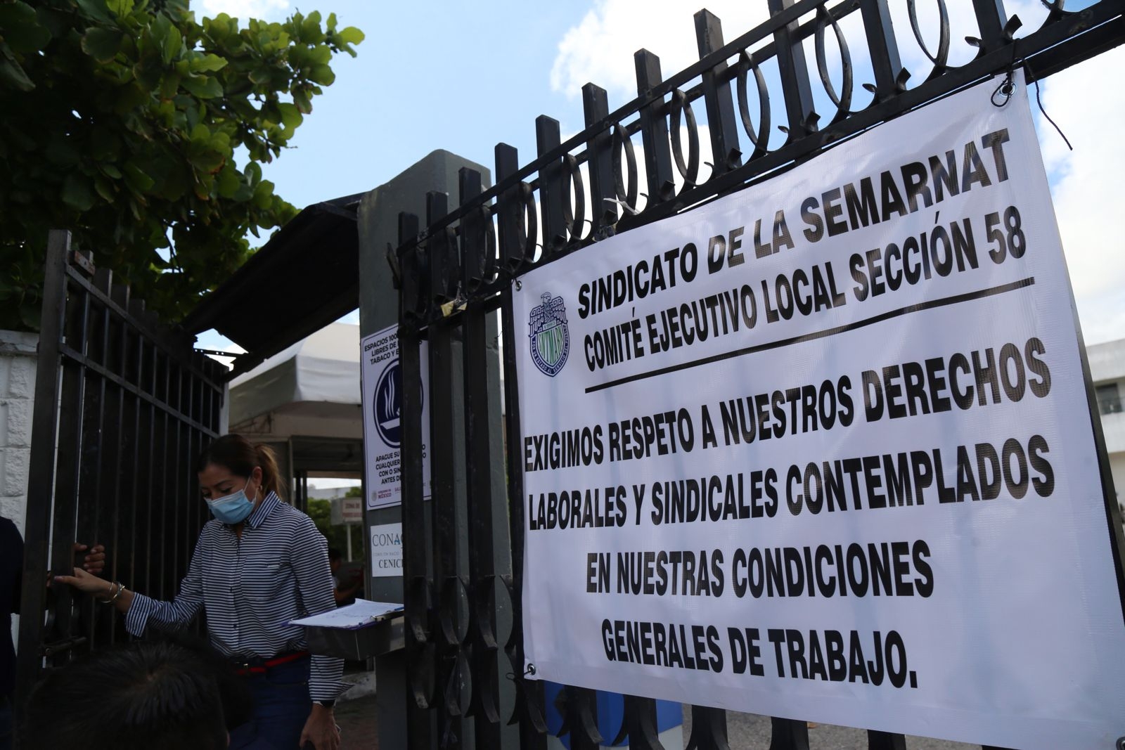 Sindicalizados de Semarnat bloquean oficinas en Mérida, Yucatán, por tercera ocasión
