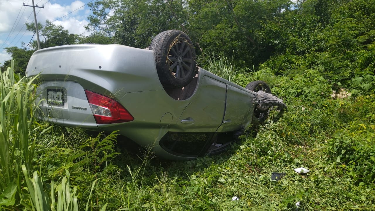 Accidentes en Yucatán: 'Pestañeo' le cuesta miles de pesos a conductor tras volcar su unidad