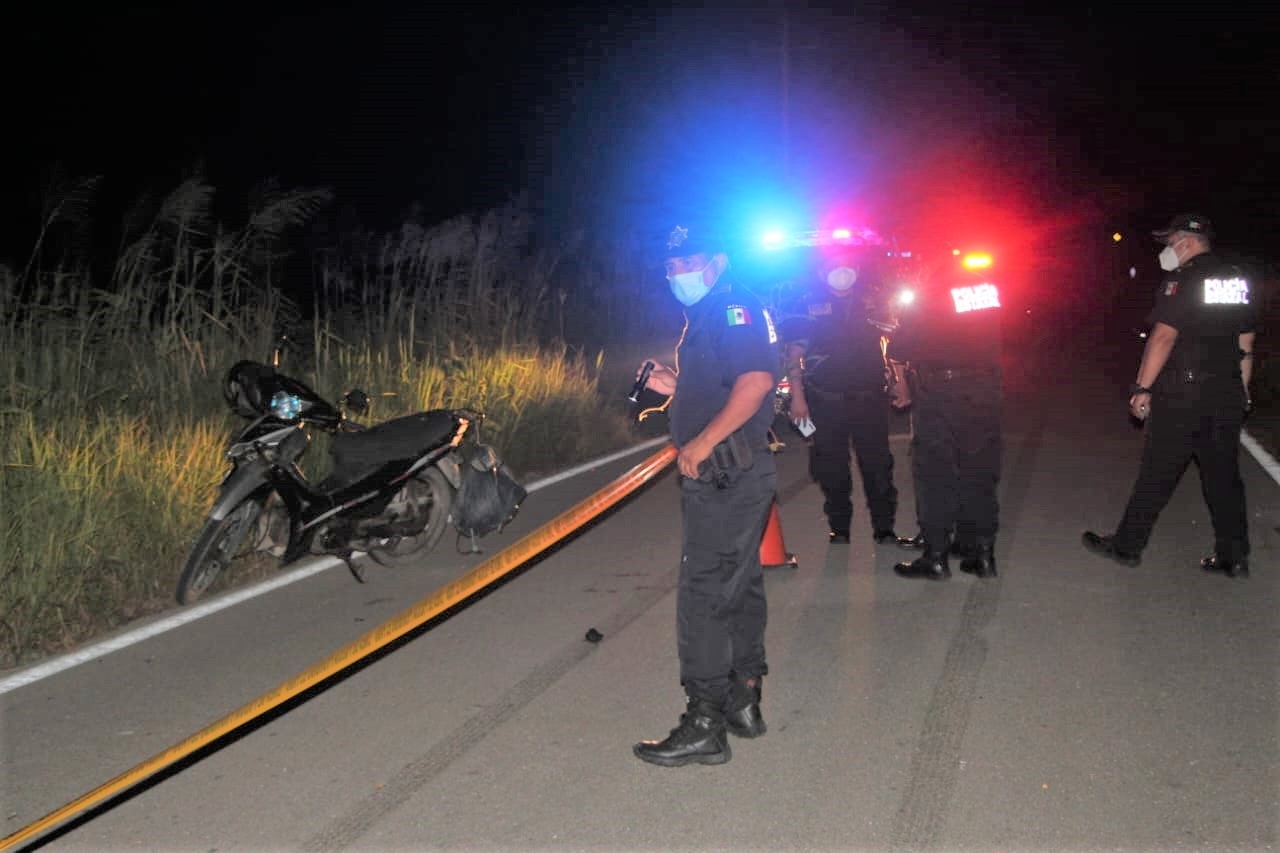 Motociclista muere atropellado en Tizimín; esperaba a su padre que orinaba en la carretera