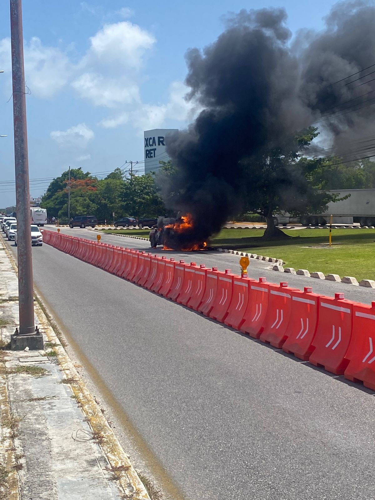 Incendio consume 'vulcanizadora andante' en el Boulevard Colosio de Cancún: VIDEO