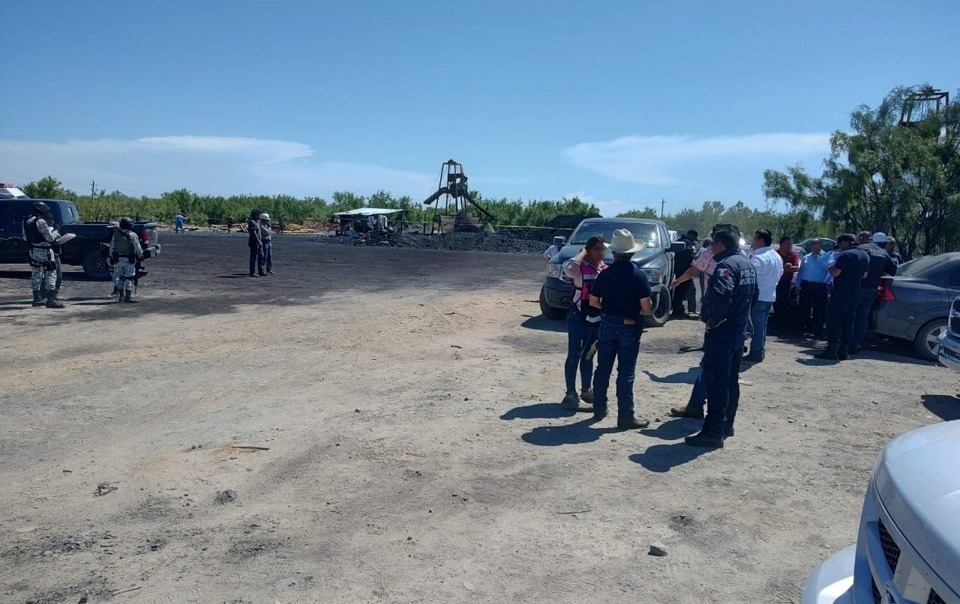 Ambulancias se mantienen en Sabinas, Coahuila, para trasladar a los mineros atrapados