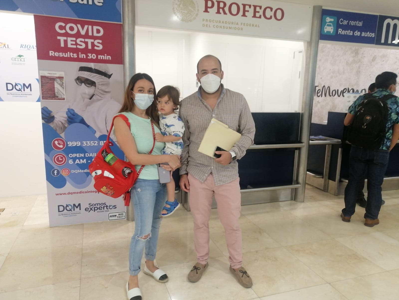 VivaAerobus pierde maleta en el aeropuerto de Mérida; turistas llevan una semana sin recuperarla