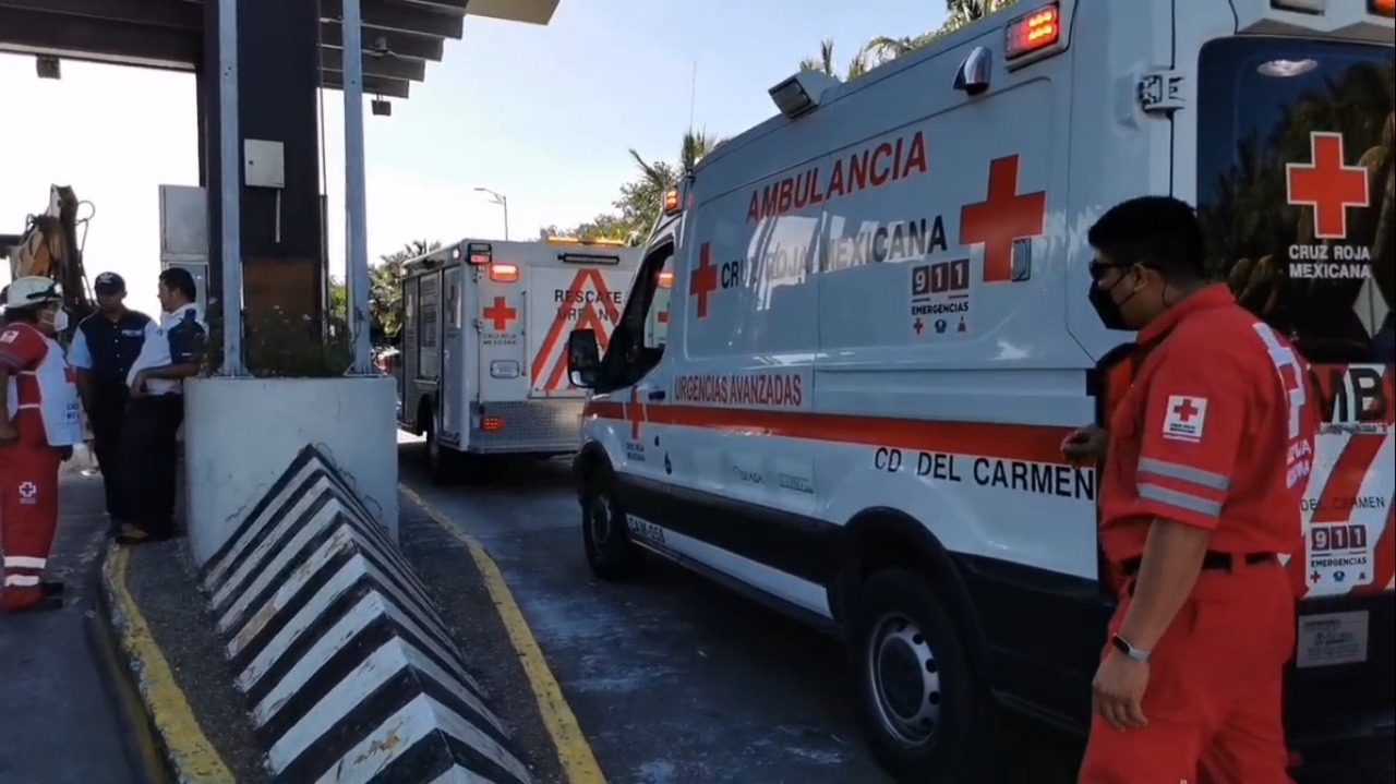 En Ciudad del Carmen, personal del Puente Zacatal impide el paso de dos ambulancias de la Cruz Roja