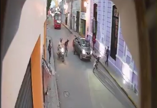 Captan el momento en que un auto le pasa encima a un hombre en el Centro de Mérida: VIDEO