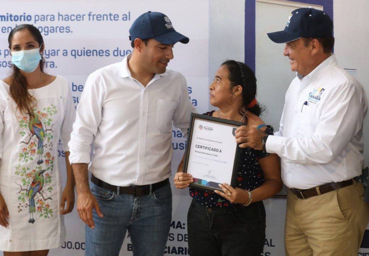Mauricio Vila hizo entrega de nuevos certificados de vivienda en Panabá