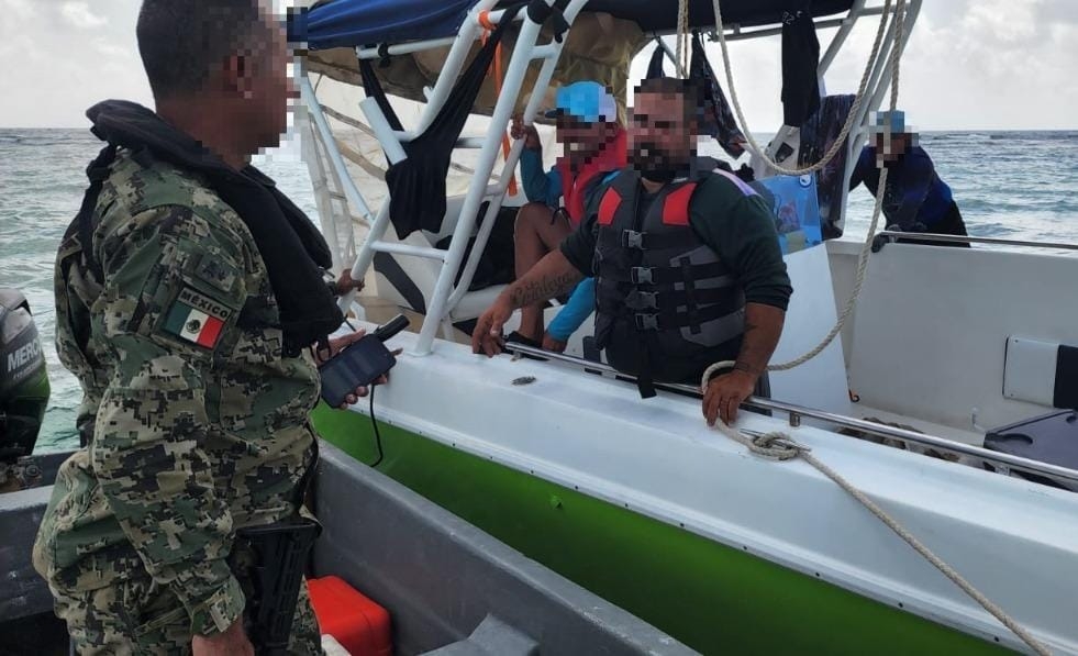 Rescatan a tres cubanos varados en el mar cerca de Progreso