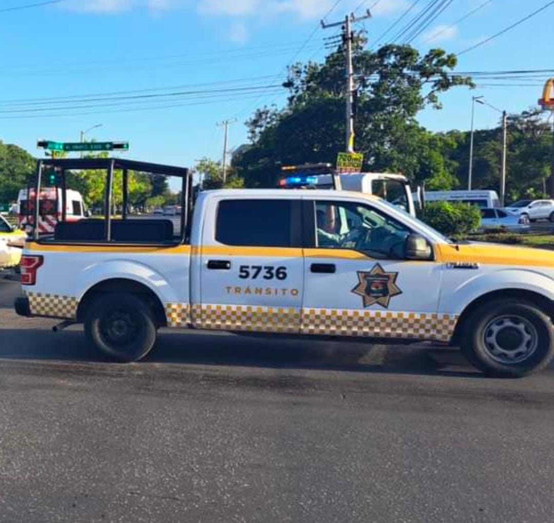 Muere motociclista tras ser impactado por una camioneta en la avenida Nichupté en Cancún