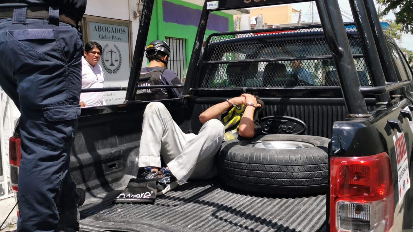 Detienen a hombre por robar la batería de un auto en Ciudad del Carmen