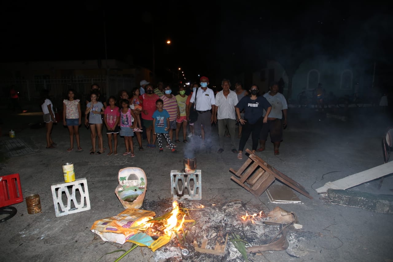 Vecinos cierran calle tras dos días sin luz en El Porvenir, Mérida
