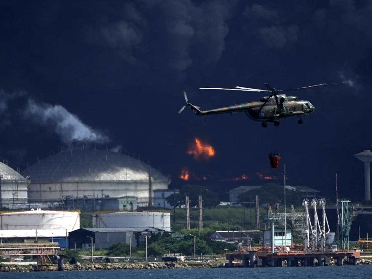 Un rayo causó el incendio en uno de los depósitos de petróleo en Matanzas, Cuba