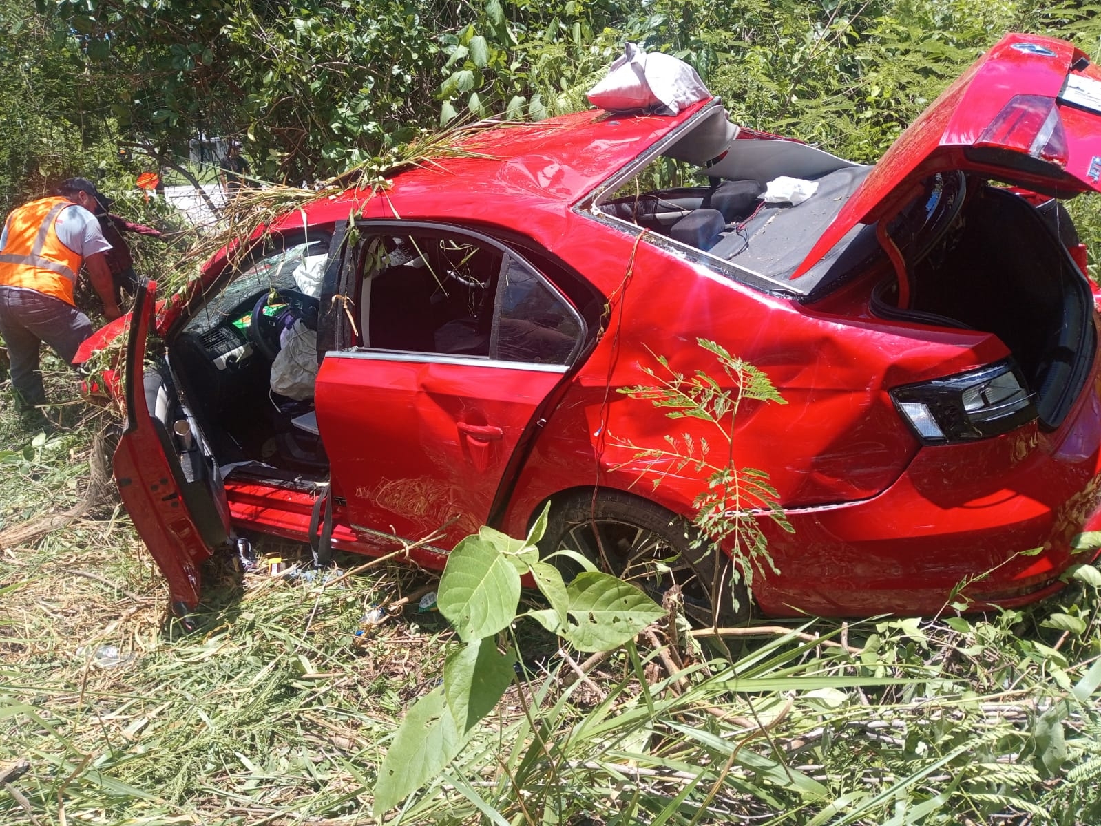 El vehículo con placas de Quintana Roo fue remolcado al corralón de Escárcega para el deslinde de responsabilidades