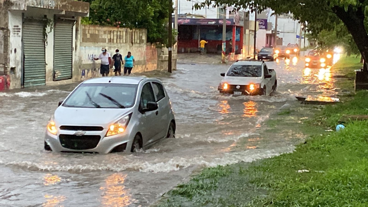 Autos quedaron varados debido a las fuertes lluvias