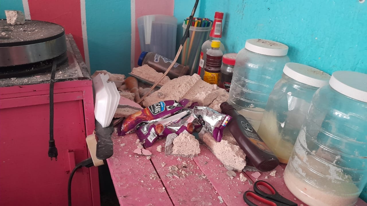 Roban más de 4 mil pesos y destruyen una tienda de postres en Escárcega