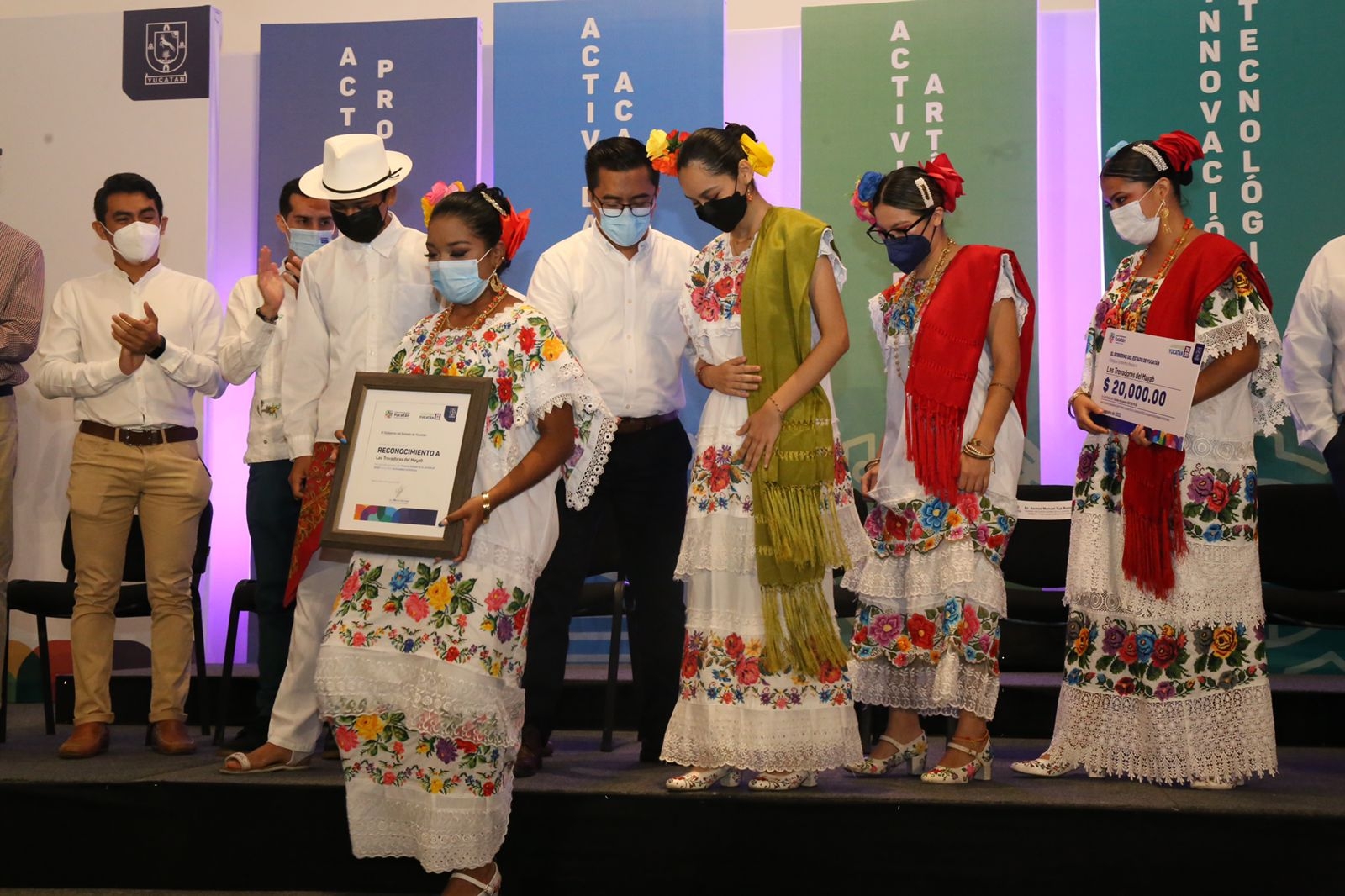 Entregan reconocimientos a los ganadores del Premio Estatal de la Juventud en Mérida: EN VIVO