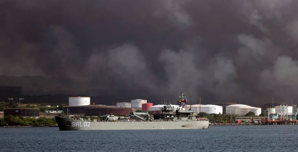Dos buques de México llegan a Cuba para extinguir el incendio industrial