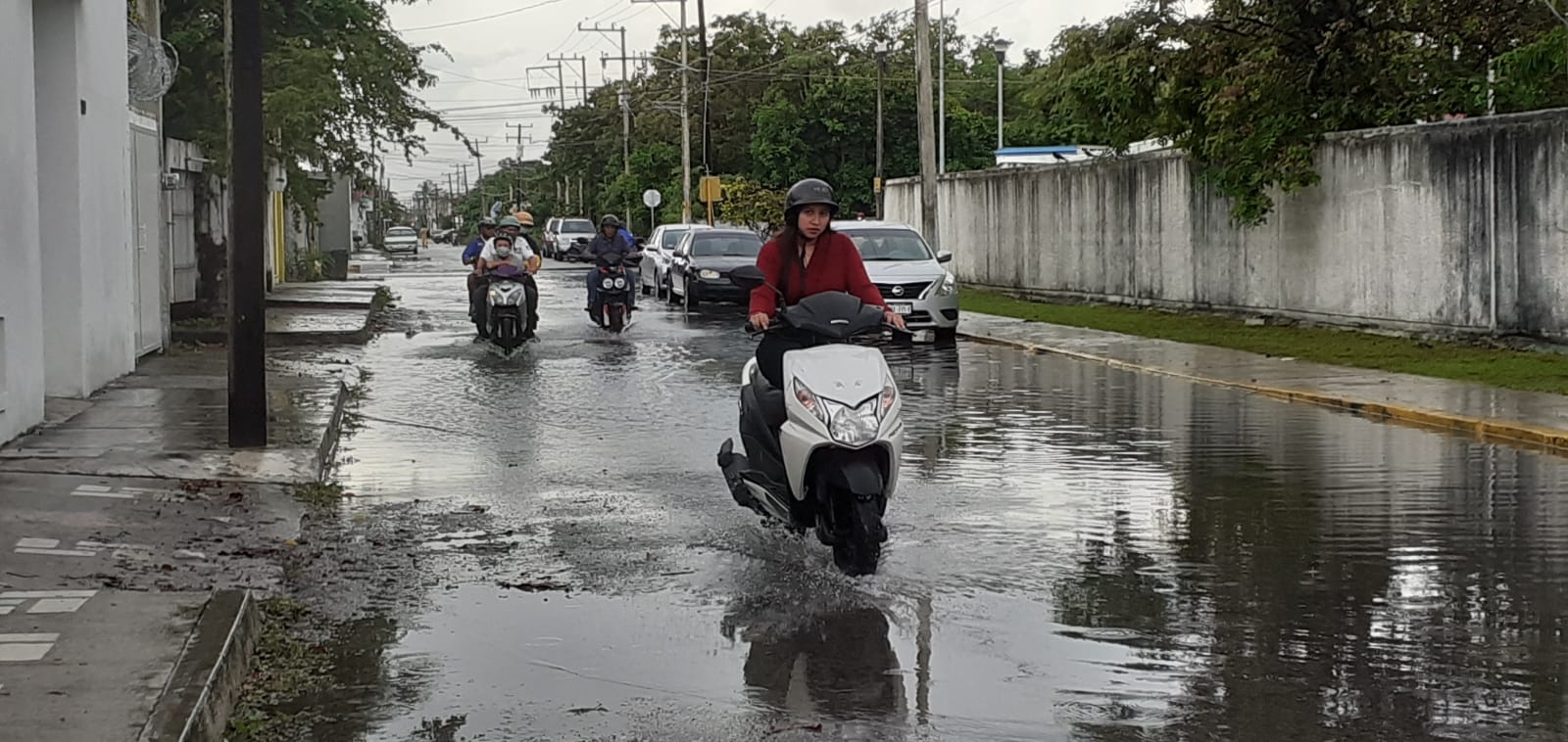 Algunas calles de Cozumel se vieron con acumulación de agua de lluvia por las precipitaciones que han caído en horas recientes en la ciudad