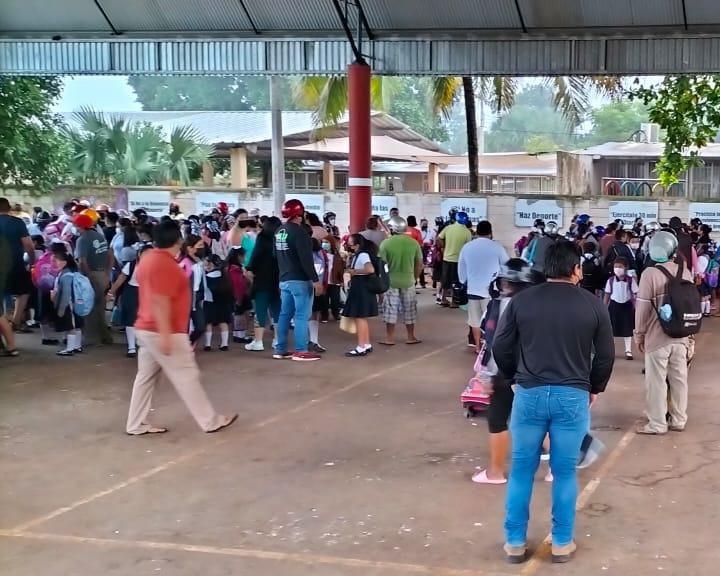 Padres de familia cierran escuela primaria en Oxkutzcab por el cobro indebido de cuotas