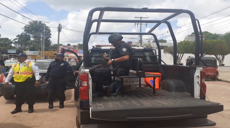 El detenido fue llevado a la cárcel mientras su esposa fue llevada ante un juez en José María Morelos para interponer su denuncia