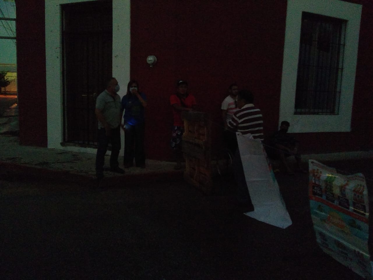 Vecinos cierran vialidad del centro de Mérida ante falta de servicio eléctrico: EN VIVO