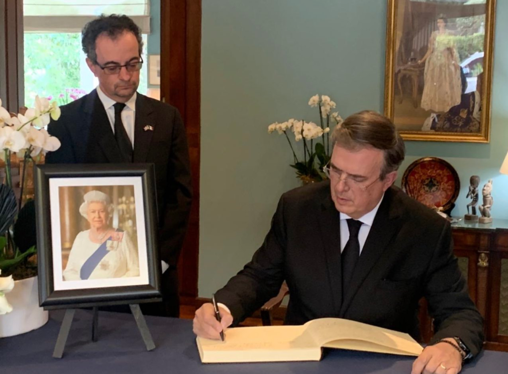 Ebrard visita la Embajada de Reino Unido para expresar condolencias por la muerte de la Reina Isabel II