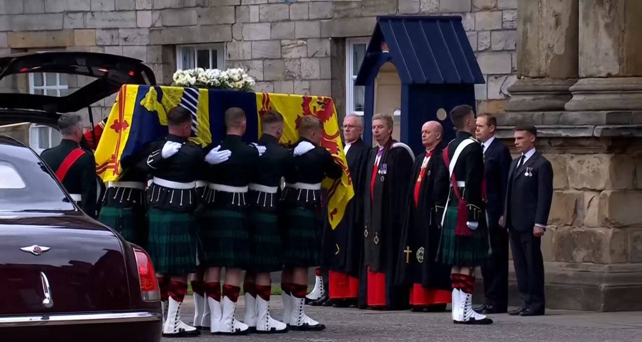 Cortejo fúnebre de la Reina Isabel II llega al palacio de Hollyrood en Edimburgo