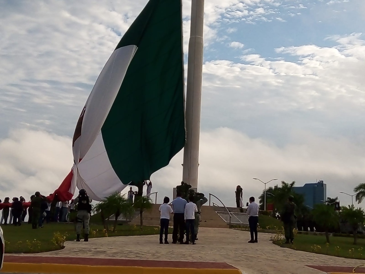 Soldados honorarios de la Sedena izan lábaro patrio sobre el malecón de Campeche