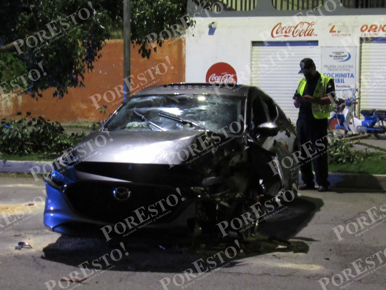 Accidentes Mérida: Conductor vuelca su automóvil tras chocar contra un árbol sobre Circuito Colonias