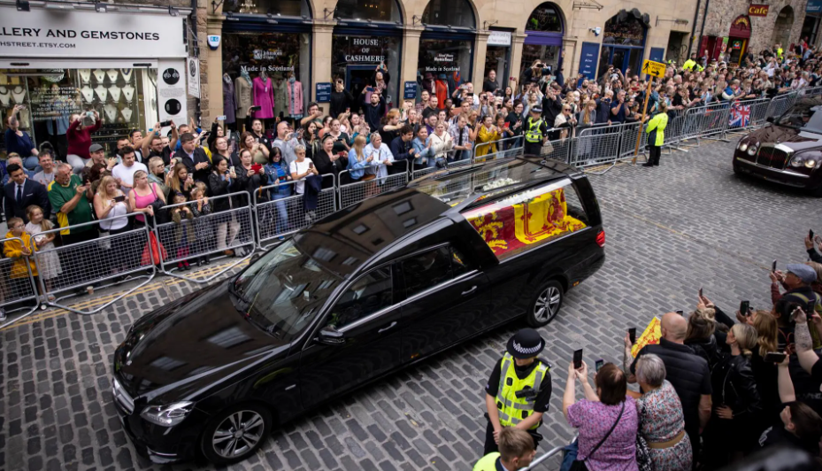 Cuerpo de la Reina Isabel II llega a la Catedral de Saint Giles, en Edimburgo