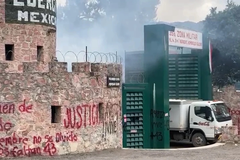Así fue el momento en que normalistas vandalizaron la 35 Zona Militar en Chilpancingo: VIDEO