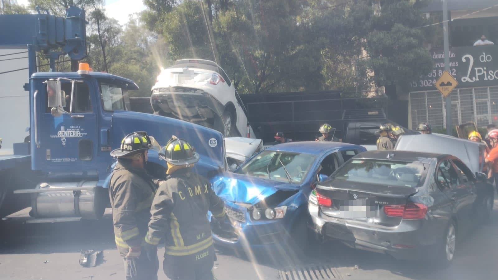 Una de las unidades particular terminó sobre otro automóvil tras ser impactados por un tráiler en la Ciudad de México