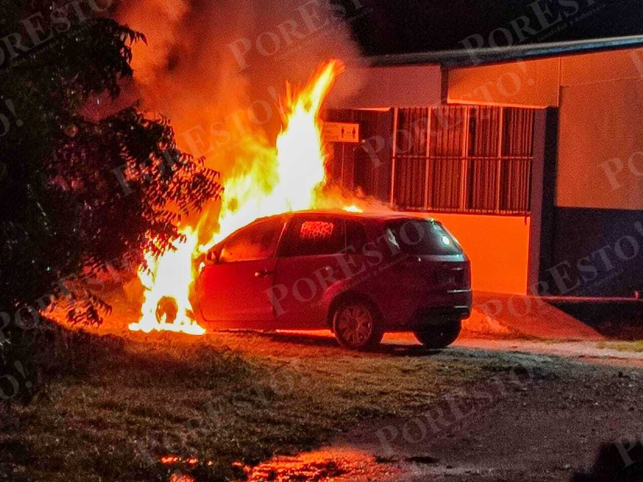 Vehículo arde por un corto circuito en Peto, Yucatán