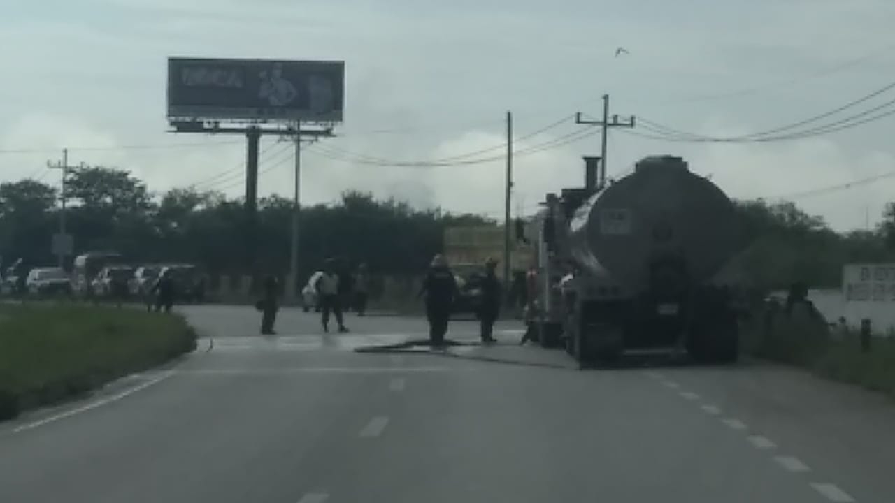 Pipa que transportaba turbosina vuelca en la carretera Mérida-Cancún: EN VIVO