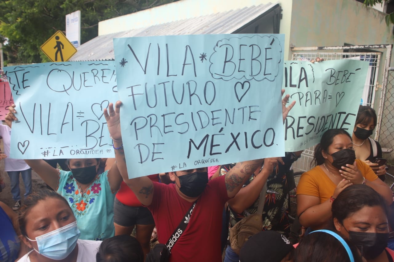 Hace unas semanas, vecinos se presentaron a un evento público con pancartas apoyando a Vila Dosal