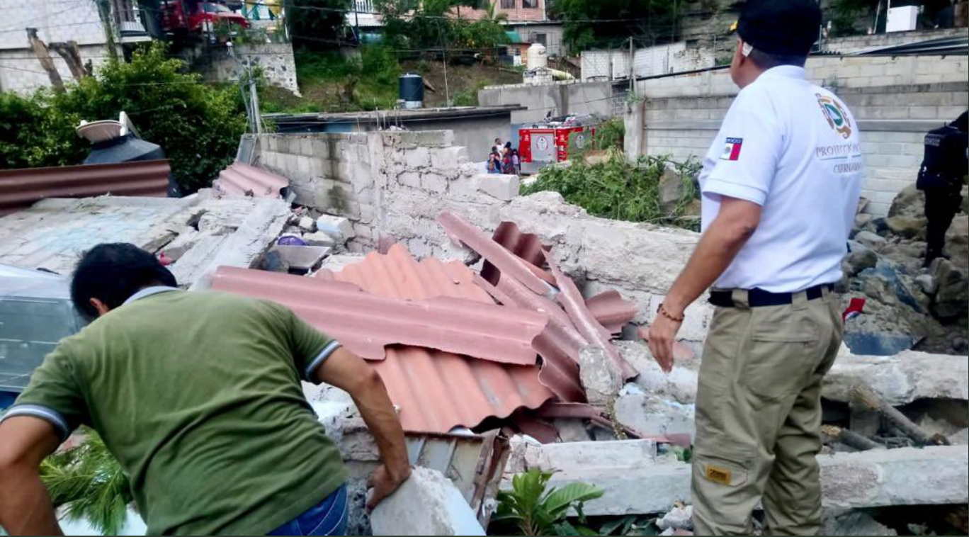 Derrumbe en cerro de Cuernavaca, Morelos, deja varias personas atrapadas