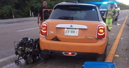 Mini cooper se estrella contra camellón y destroza el motor en Campeche