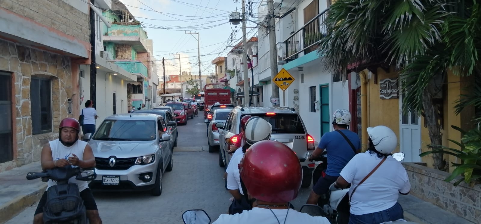 Desfile cívico-militar en Isla Mujeres genera caos vial este 15 de septiembre