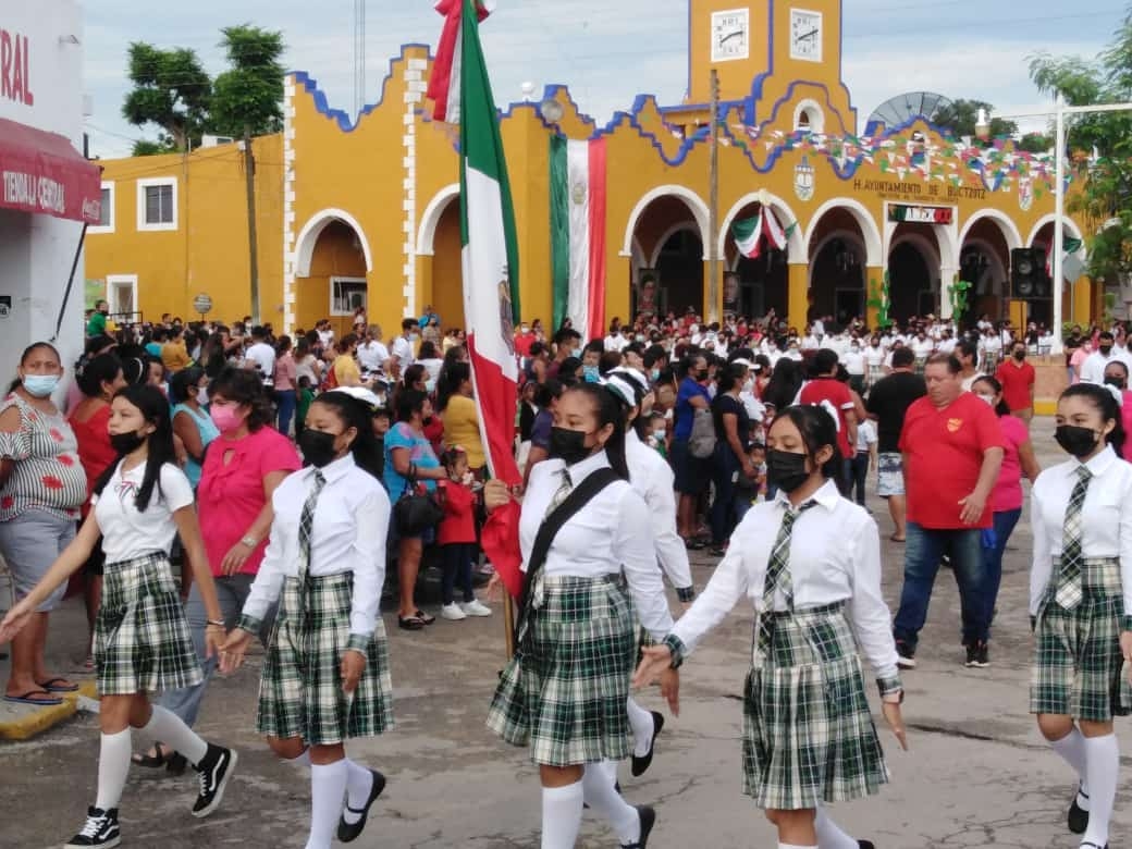 Alumnos de Buctzotz desfilan en el marco del 212 aniversario de la Independencia de México