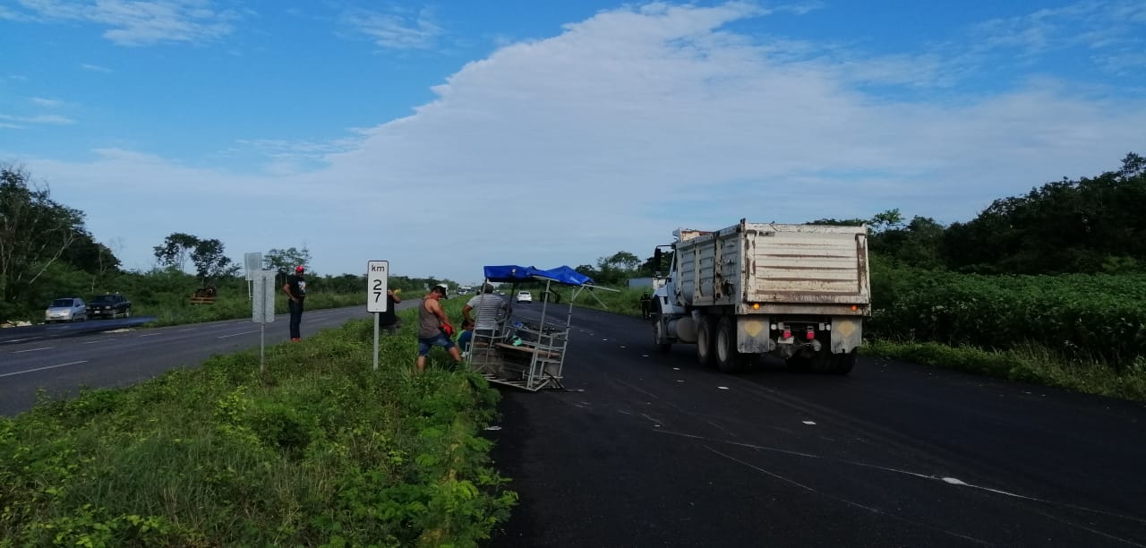 Tráiler casi atropella a tres trabajadores que viajaban en un triciclo en la Mérida-Cancún