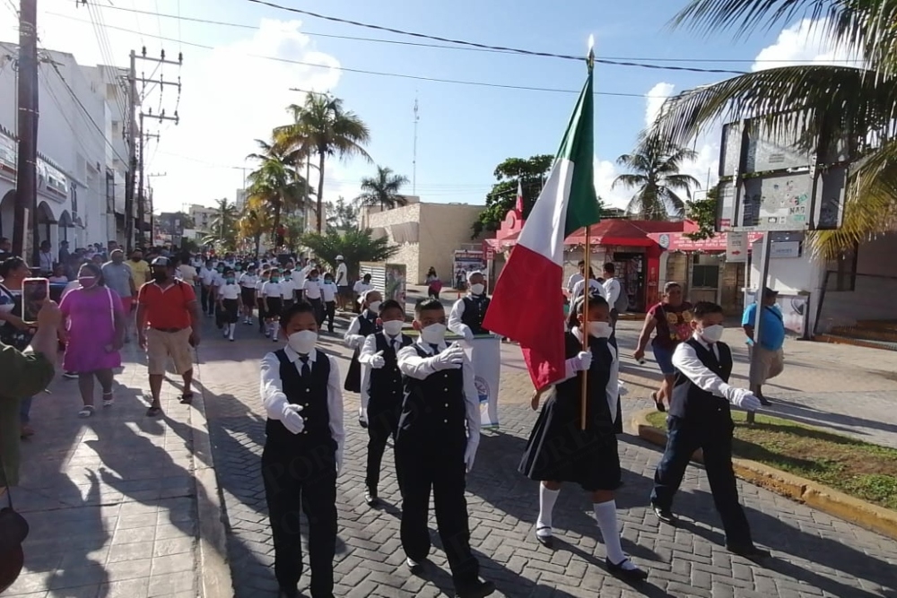 Realizan por anticipado en Isla Mujeres el desfile por la Independencia de México