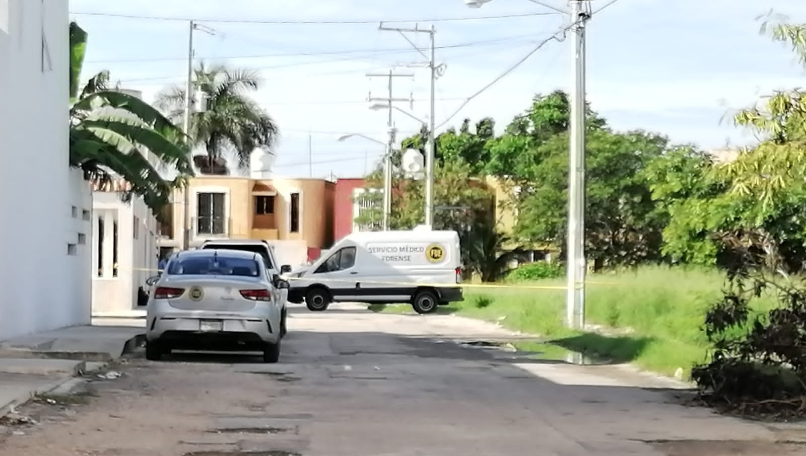 Hallan a un hombre muerto en un lote baldío en el fraccionamiento Zona Dorada, en Mérida