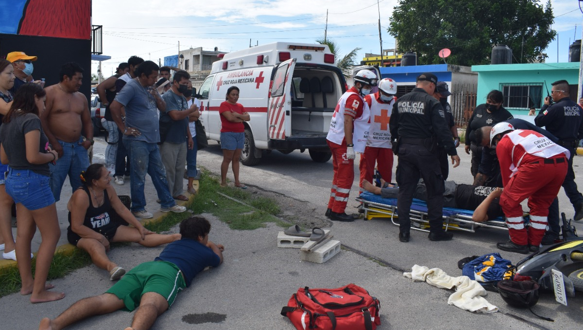 Dos jóvenes salen volando tras ser arrollados por una camioneta en Yucatán