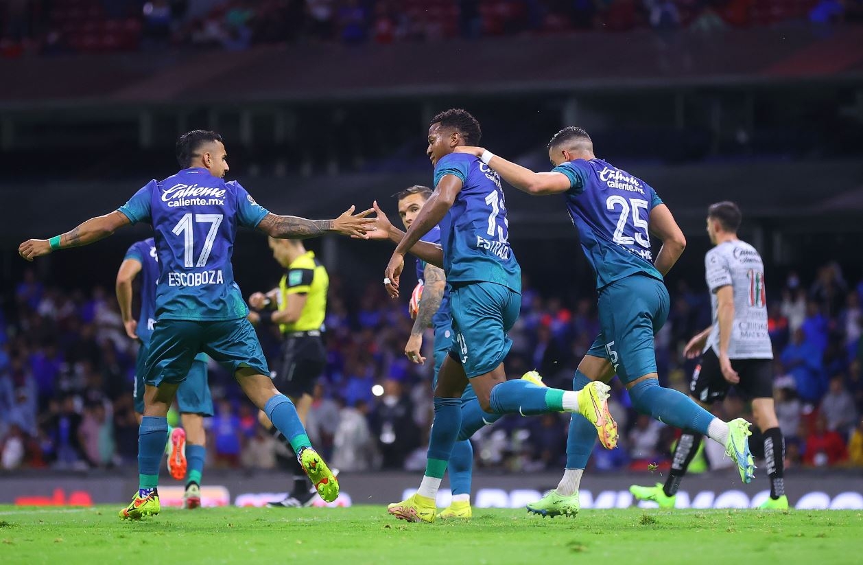 Cruz Azul remonta y vence al León 2-1 y se mete a zona de repechaje