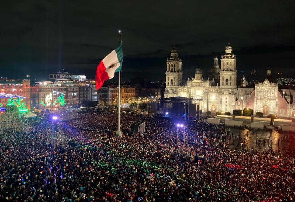 Más de 140 mil personas asistieron al Zócalo capitalino para presenciar el concierto de los Tigres del Norte y celebrarlas fiestas patrias