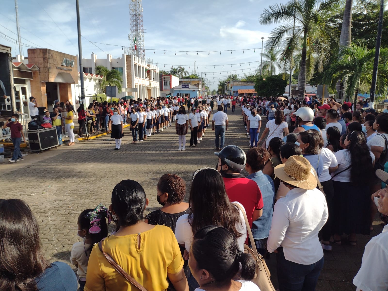 Los alumnos marcharon por la avenida Benito Juárez, pasando por el Ayuntamiento de Carrillo Puerto, donde los esperaban vecinos de la zona