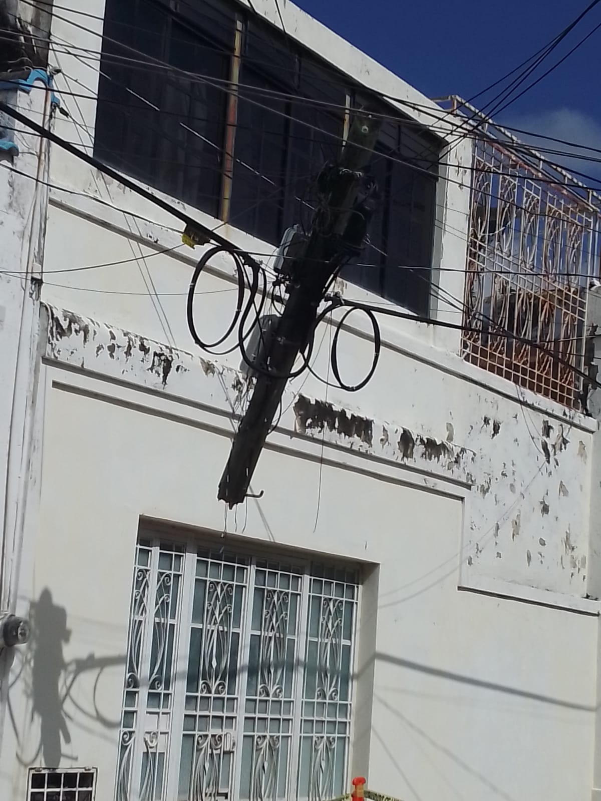 Poste de telefonía queda partido a la mitad en pleno Centro Histórico de Mérida