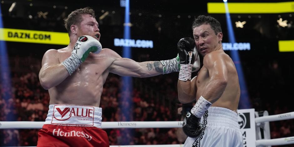 "Canelo" Álvarez conecta un golpe a Gennady Golovkin en su pelea de box en Las Vegas