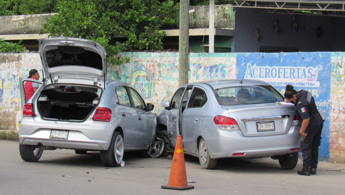 Conductor intenta rebasar y termina chocando con otro vehículo en Mérida