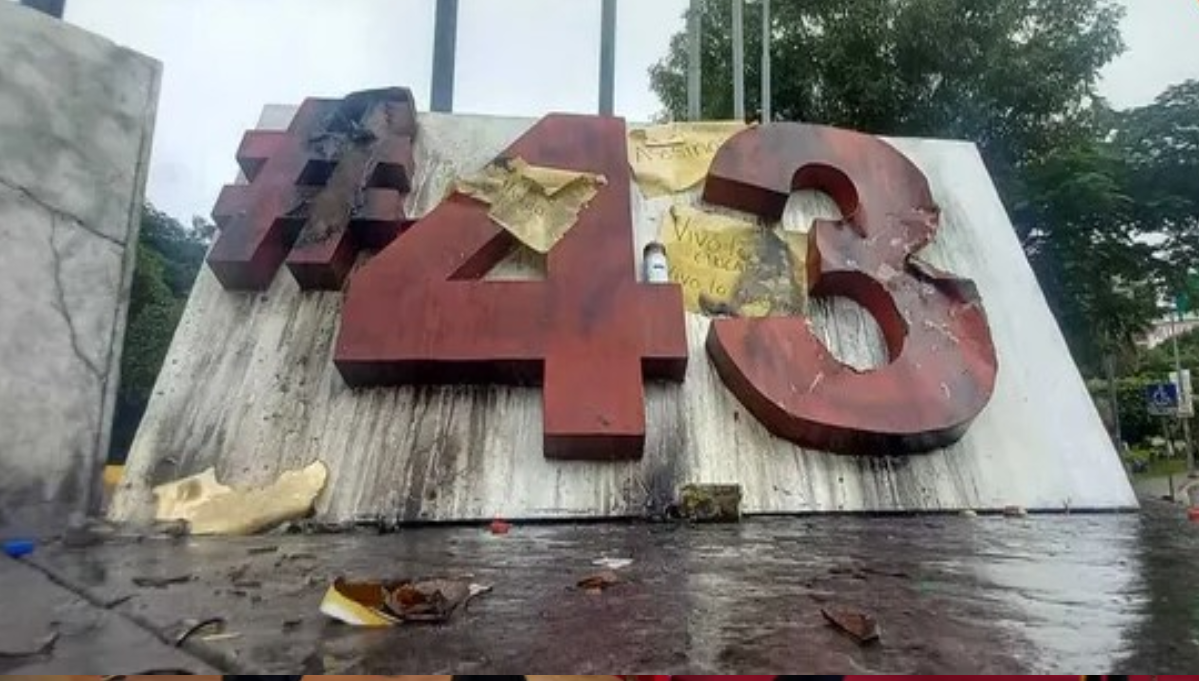 Vandalizan antimonumento a los 43 de Ayotzinapa en la Ciudad de México