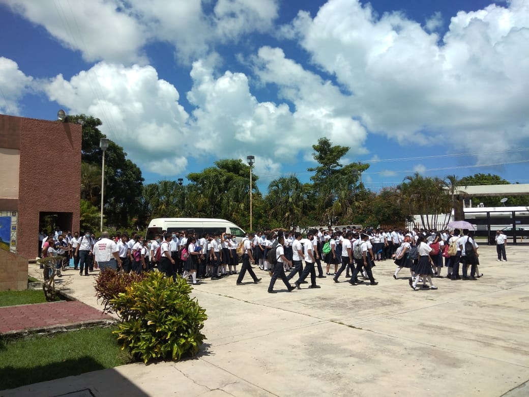 Alumnos de Sabancuy, Campeche, abandonan salones por alerta de sismo... ¡fue un simulacro!